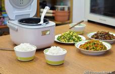 家里的大饭煲可用来煲汤煲粥、焖肉炖肉，或者来客人时多焖饭用。