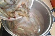 做水煮虾时，别再直接下锅，多放这“2个”，虾肉鲜掉舌头没腥味