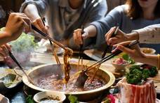 吃火锅时，用来垫肉类的生菜到底能不能吃？火锅店服务员给出答案
