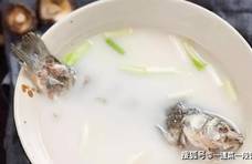 清炖鱼怎么做才不腥？最忌用料酒，记住“5点”，鱼汤鲜香好喝