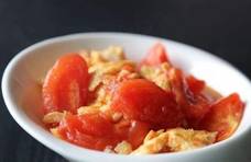 西红柿炒鸡蛋加点它，炒出的鸡蛋鲜嫩可口，关键吃起来还不腥