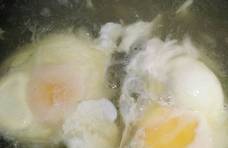 水煮荷包蛋容易散开？大厨：多加这一味，荷包蛋又嫩又圆还不粘锅