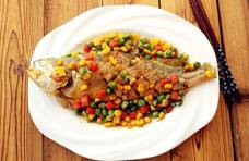 黄鱼炖豆腐，豆腐吸收鱼肉的鲜美更加可口，汤汁搭配米饭绝对一流