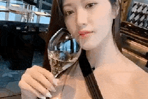 gif搞笑趣图:美女喝葡萄酒的样子很优雅,很漂亮