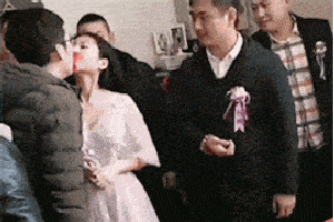 搞笑gif趣图:大叔,你先把杀猪刀磨一下,就给猪一个痛快吧!