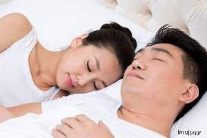 夫妻三种常见睡觉姿势,前两种虽然亲密,但第3个才对健康最好!