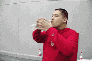 搞笑gif:这个笑容让我想起一个表情包