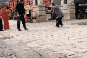 搞笑gif:妹子你想多了,这花可不是送你的