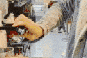 搞笑gif趣图:妹子,第一次见到你这样发传单的,效果真的不错啊!