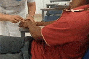 搞笑gif:妹子你们这是在偷听什么呢
