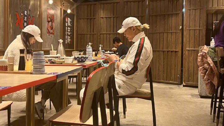 网友情人节偶遇黄子韬徐艺洋,二人戴情侣帽,你喜欢他们吗?