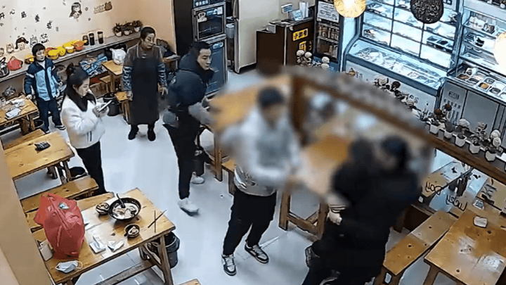 男子进店要钱嫌给的少,你认为他是聋哑人吗?