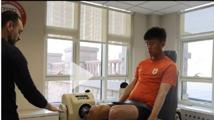 泰山球员刘洋大肚腩照片曝光,是在练腹肌吗?