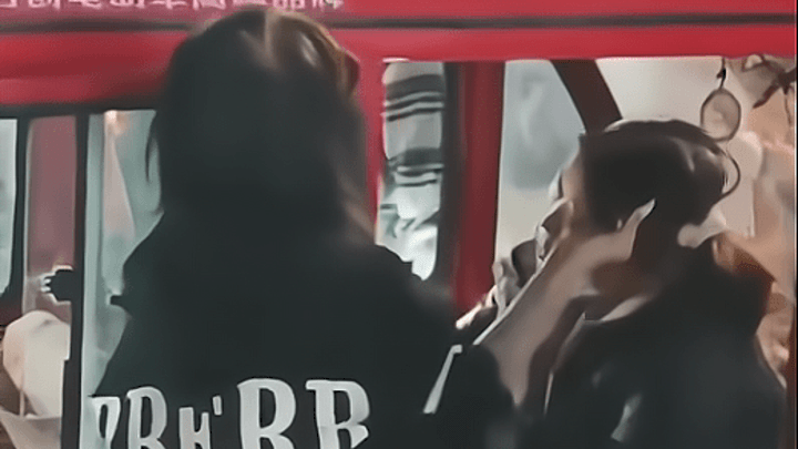 女子当街殴打46岁三轮车阿姨,是故意的吗?