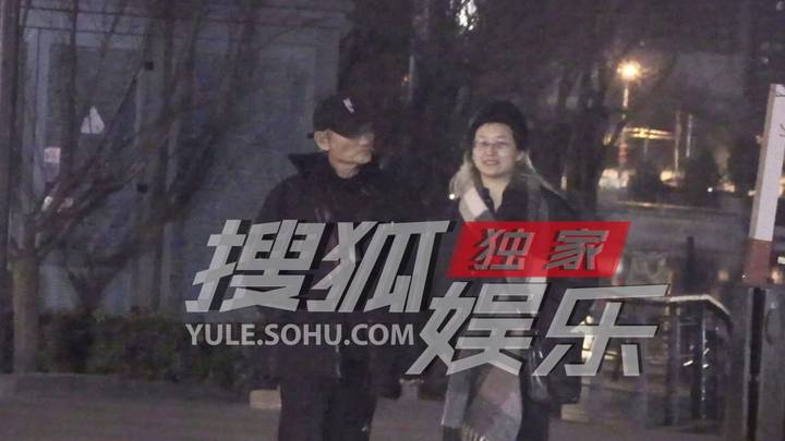 73岁徐克和小30岁女友压马路,十指相扣甜如初恋,你羡慕吗?
