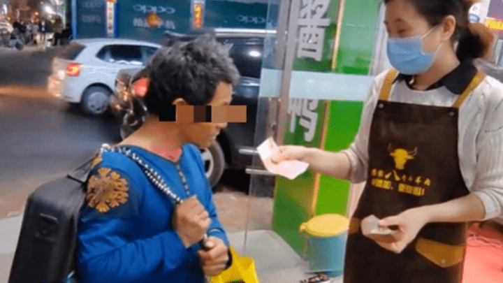 拾荒男子用冥币买到羊肝,你如果是老板敢收冥币吗?