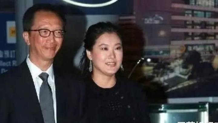 伏明霞婚变风波后首露面,被传净身出户,你还相信她吗?
