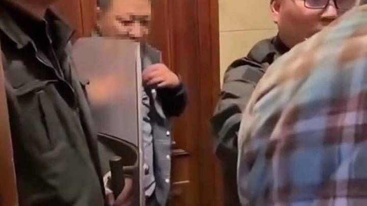 江苏一小区物业经理上门扇业主耳光,正在处理中,你怎么看?