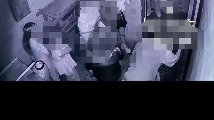 南京15岁女孩玩密室逃脱致骨折,应该向商家索赔吗?