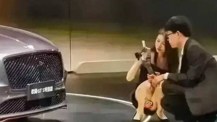 上海车展,宾利女销售疑似不穿内裤,是故意的吗?