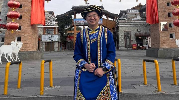 汶川地震夹缝男孩重回故地,你支持他继续加油吗?
