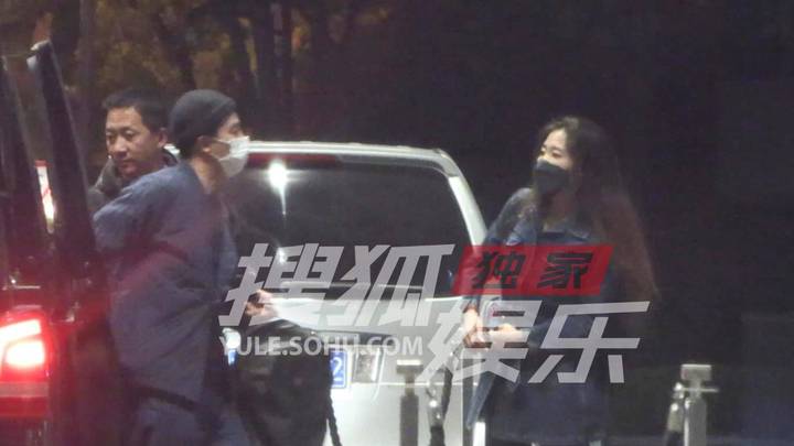 黄轩深夜结束工作与女友回酒店,你觉得有默契吗?