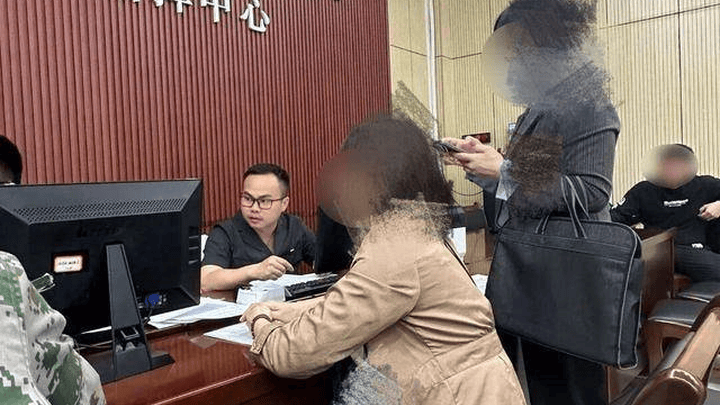 女子挨打用高跟鞋砸伤对方被判3年,是正当防卫还是防卫过度?
