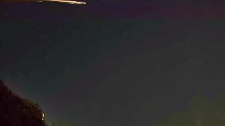 北京夜空现不明发光飞行物,是否有人对着它许愿?