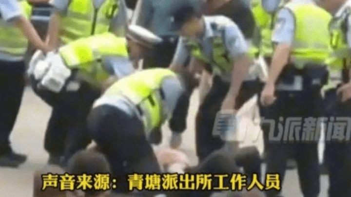 男子怀抱婴儿骑车与交警起冲突被撂倒在地,是暴力执法吗?