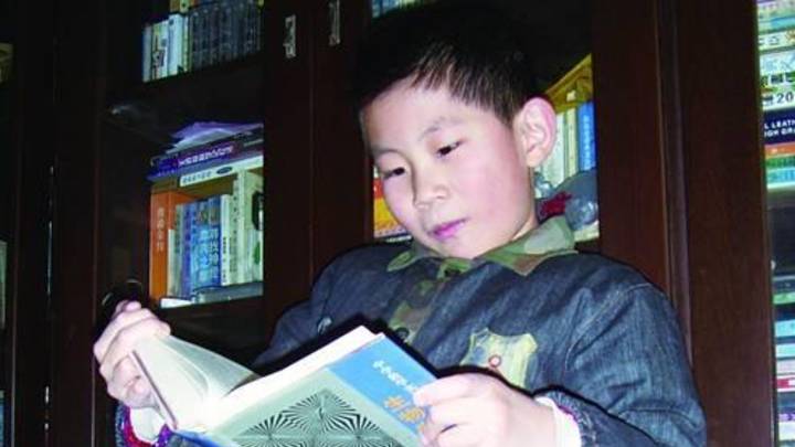 你觉得10岁神童2天半上完小学,初中只花了1年时间,能考进大学吗?