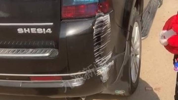 夫妻剐蹭车辆后遗忘孩子逃跑,车主应该赔偿吗?