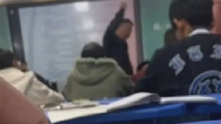 学生作业错太多,老师课上用戒尺狠抽学生,算体罚吗?