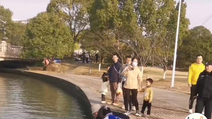 网传华东师大俩学生划船到上海交大,你觉得是真的吗?