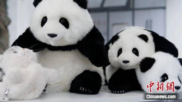 仿真熊猫玩偶热销,一只价格上千,你会买吗?