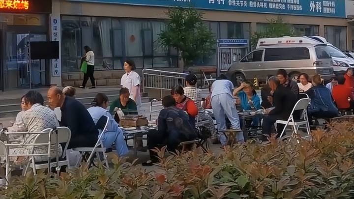山东淄博一医院在院门前请患者吃烧烤,是为了图个快乐吗?