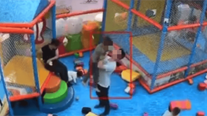 4岁男童遭女孩爸爸连续暴摔,涉事男子已被行拘十五日,你支持重判吗?