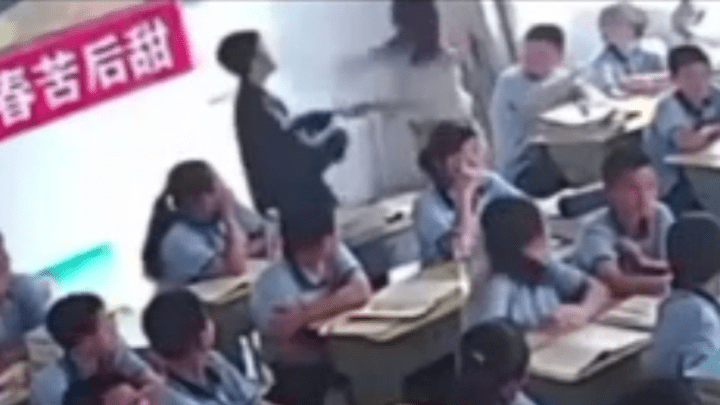 中学男生被扇耳光后还手殴打老师,校方有责任吗?