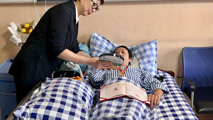 杭州跳桥救人小哥再获表彰,你佩服他吗?