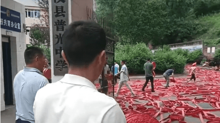 四川一中学放鞭炮庆祝中考佳绩,应该禁止燃放烟花爆竹吗?