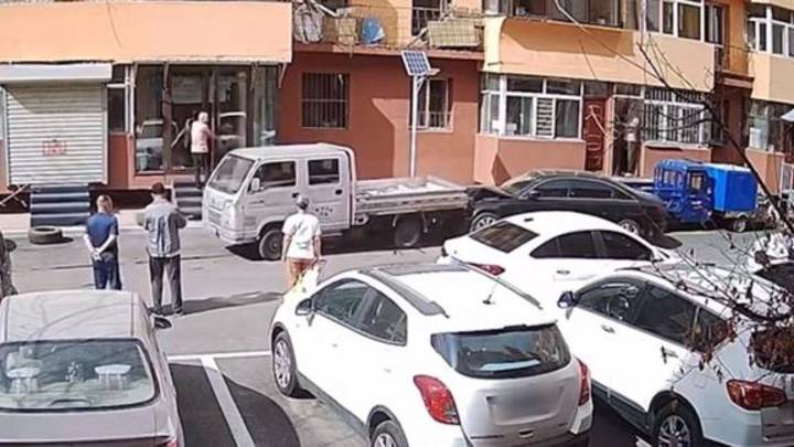 小货车连续倒车撞击奥迪车20多次,是否属于交通事故?