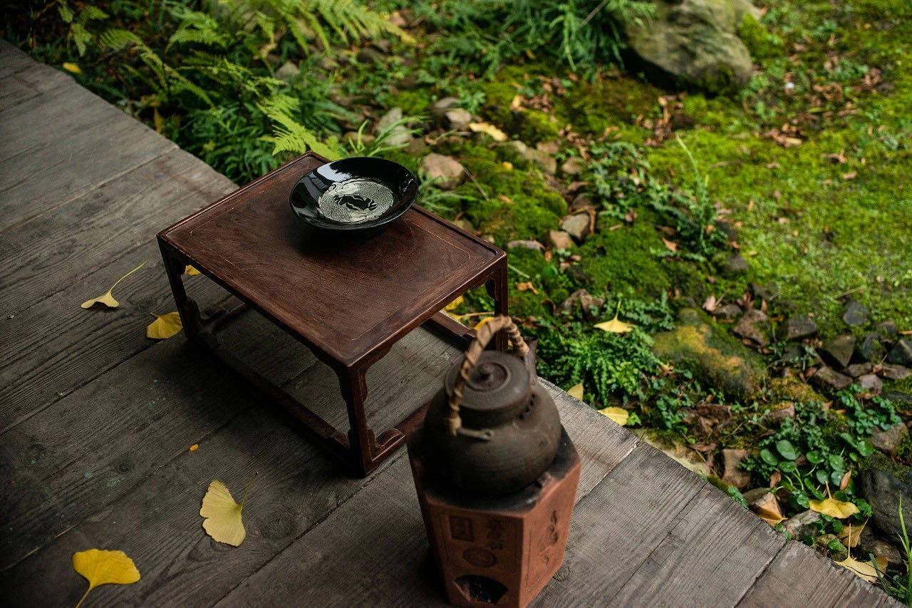 中国人的茶,还是摆在街头的大碗茶,无论是山间的一人饮,只知道,凡是有