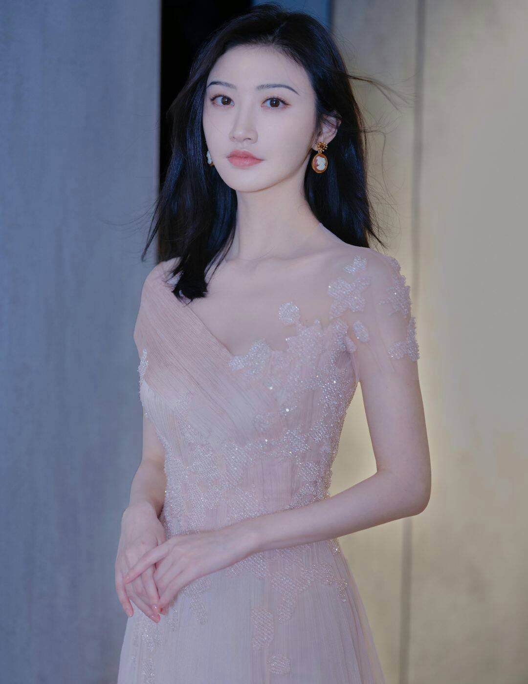 原创景甜一袭樱花粉长裙现身广州甜丝都怪我童话书忘锁司藤公主就出来