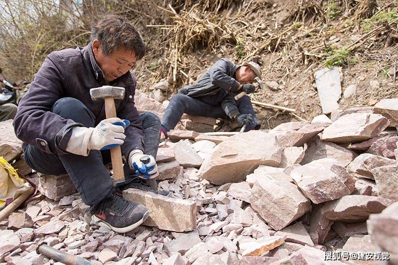 河南省的红土岗自然村建民宿,村民邀请山西省的二十多位石匠师傅帮忙