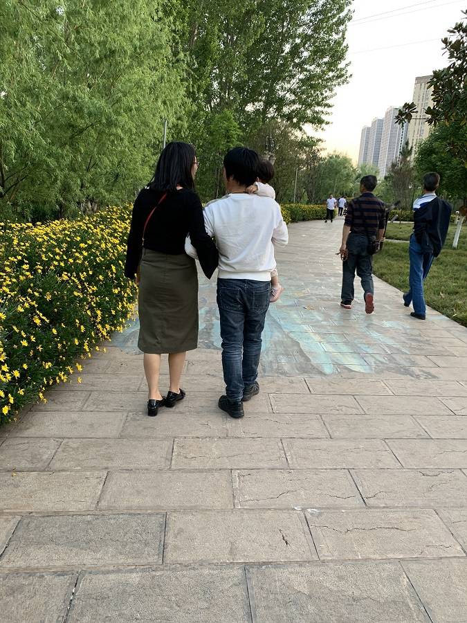 一家三口在散步