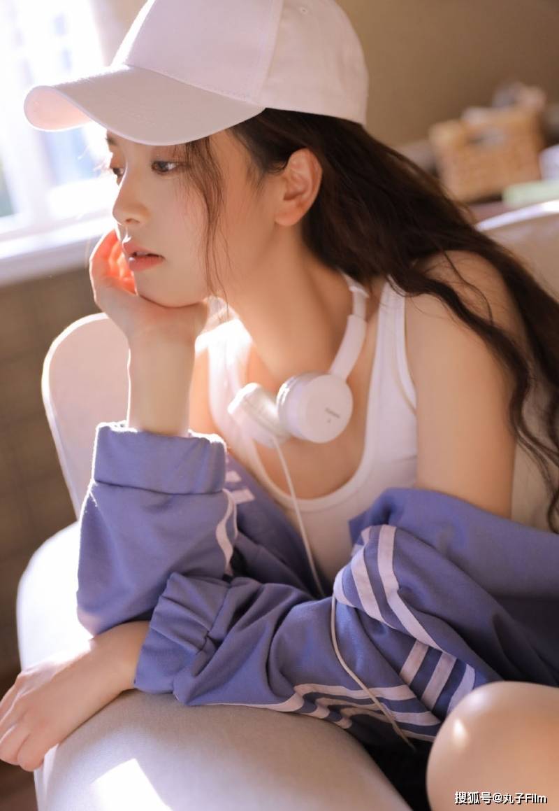 性感美女时尚写真:运动服美少女白皙大长腿,清纯甜美