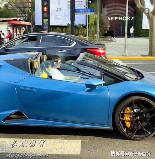 孙俪驾驶300万豪车高调出行,网友:真是气派又拉风