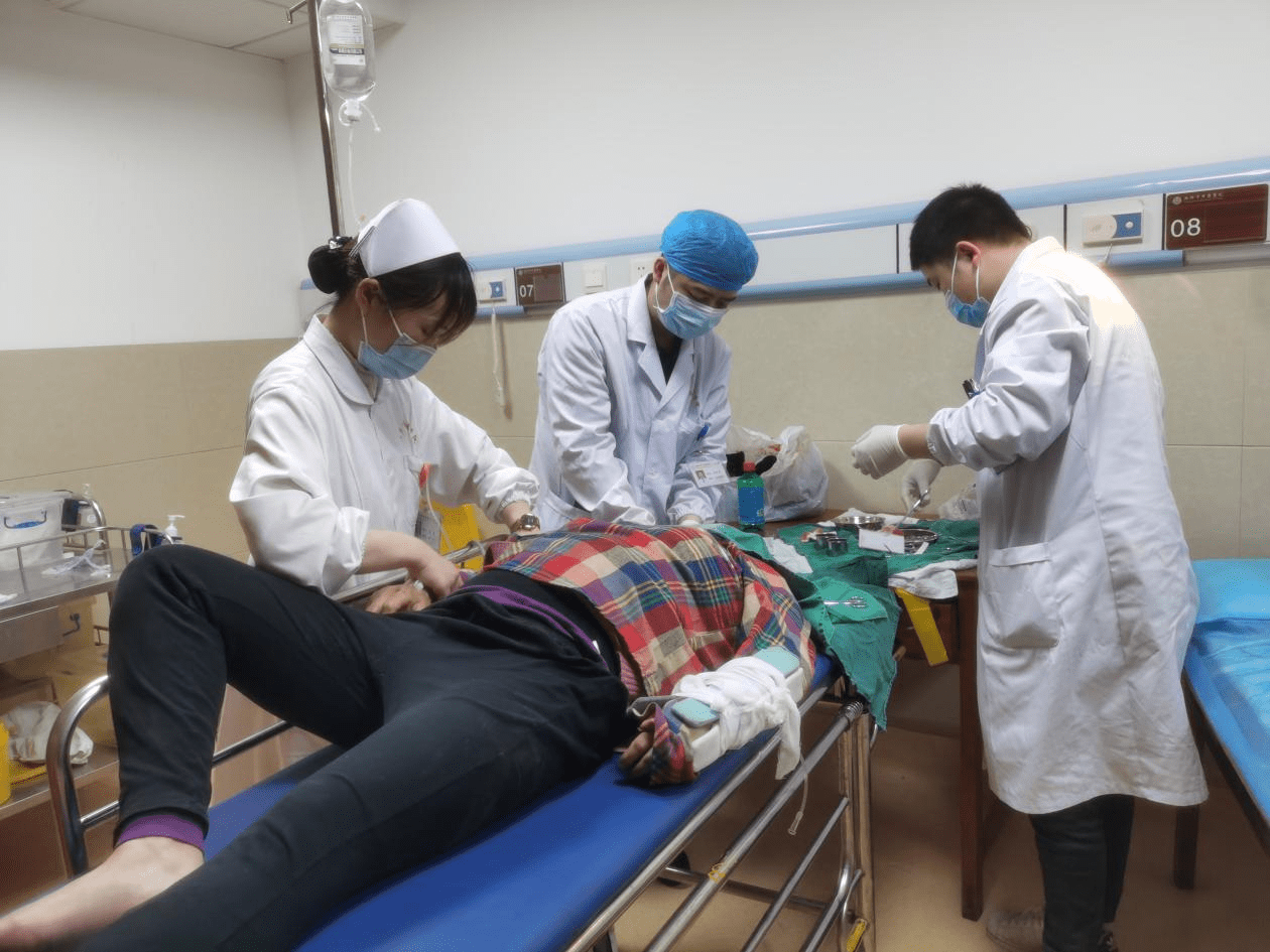 原创与死神赛跑 湘乡中医医院成功抢救两名车祸病人