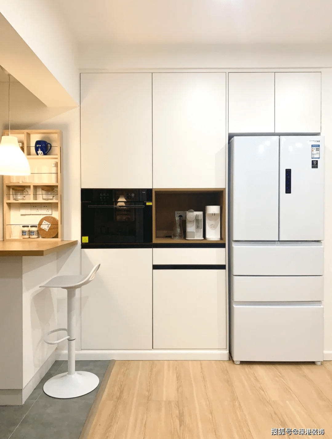 安装嵌入式冰箱两侧可以不预留空间,因为嵌入式冰箱的散热主要集中在