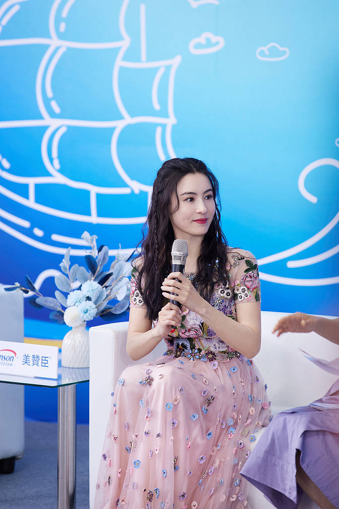 1 12 搜狐娱乐讯 近日,张柏芝亮相上海出席某品牌活动,一袭粉色繁花