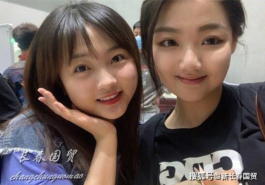 21岁"童星"林妙可近照曝光,长发披肩潮范十足_蓝色